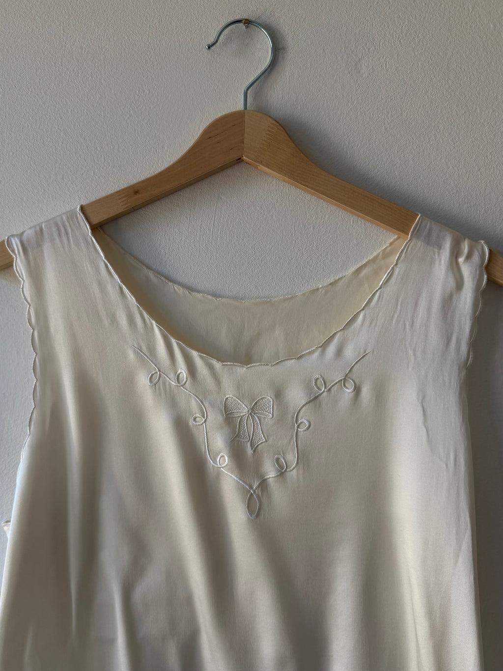 TOP IN SETA CON FIOCCO