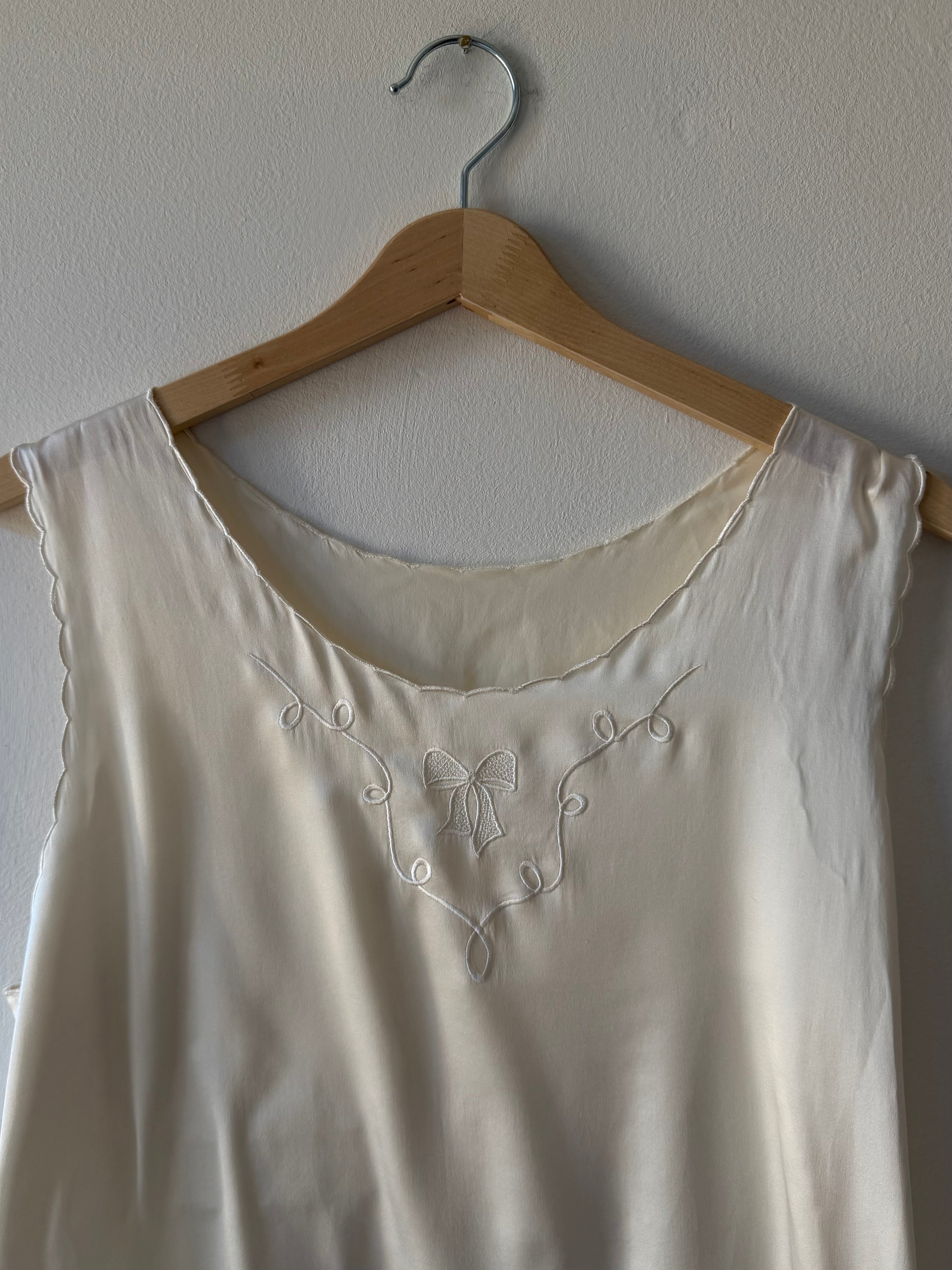 TOP IN SETA CON FIOCCO