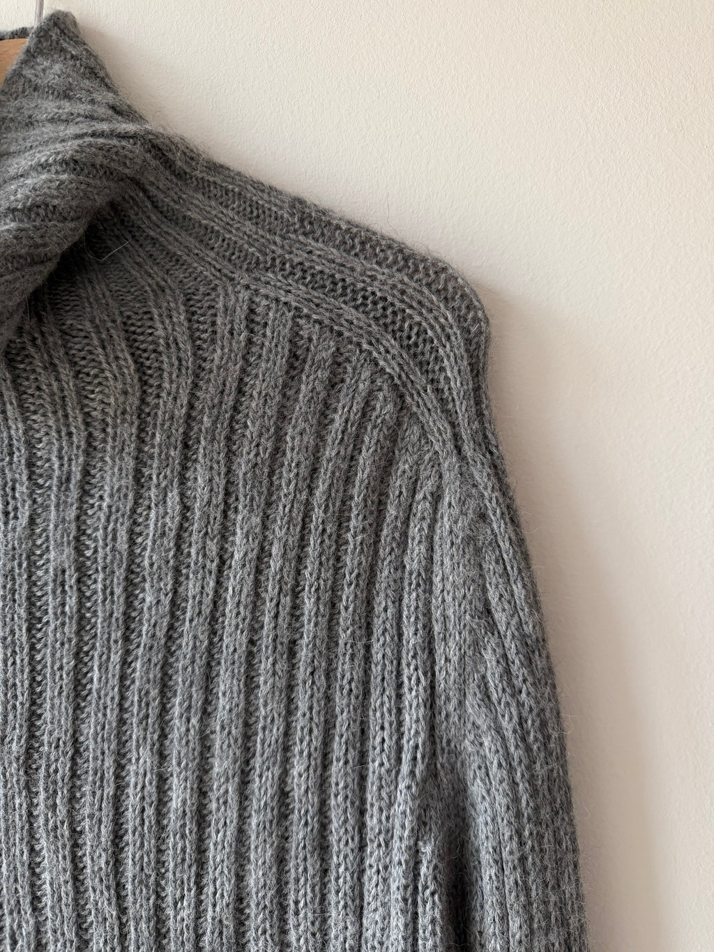 MAGLIONE A COSTE GRIGIO IN BABY ALPACA