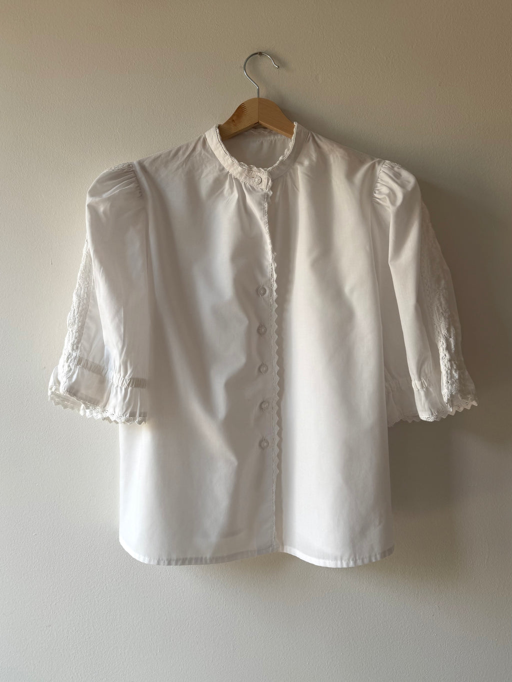 CAMICIA BIANCA CON MANICHE AMPIE