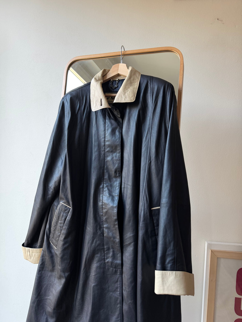 TRENCH IN PELLE CON SCIARPA CAPPUCCIO