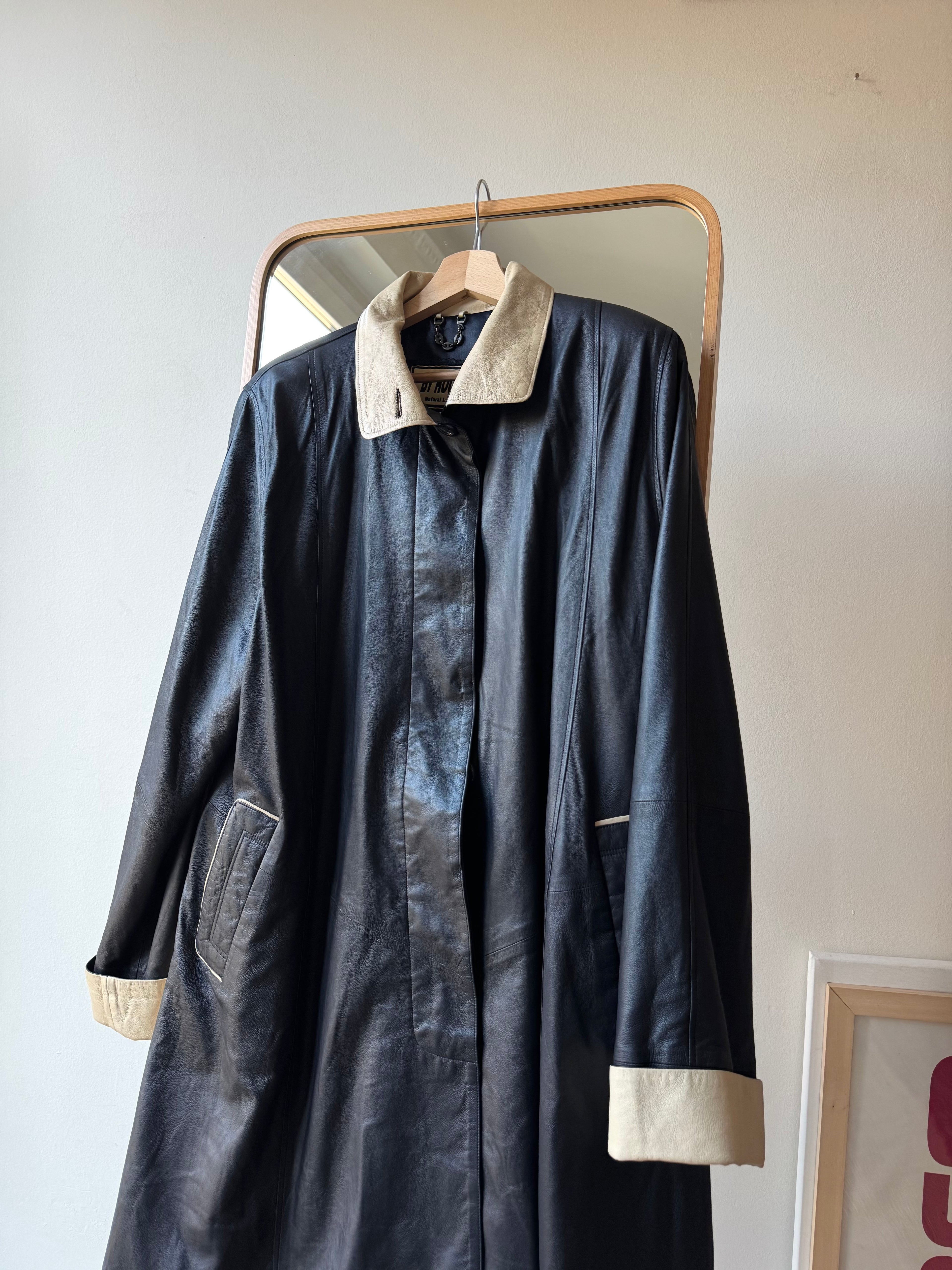 TRENCH IN PELLE CON SCIARPA CAPPUCCIO