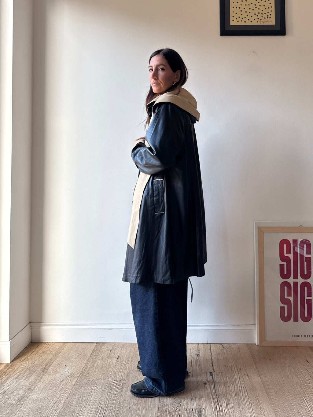 TRENCH IN PELLE CON SCIARPA CAPPUCCIO