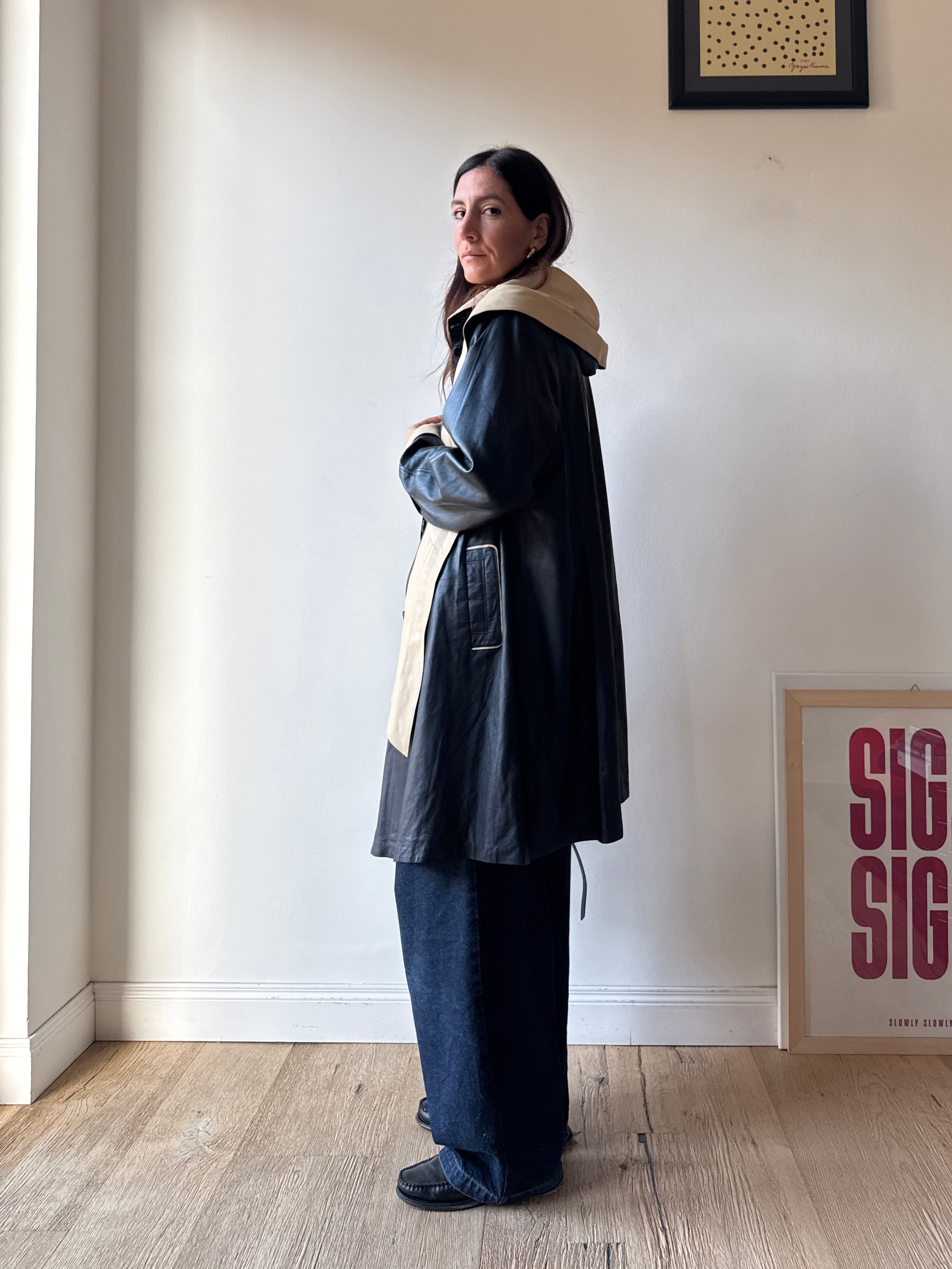 TRENCH IN PELLE CON SCIARPA CAPPUCCIO