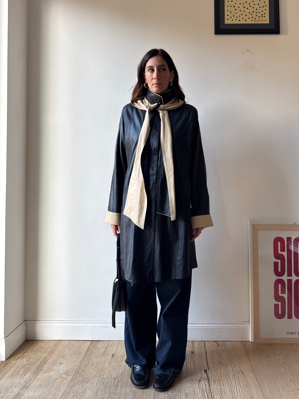 TRENCH IN PELLE CON SCIARPA CAPPUCCIO