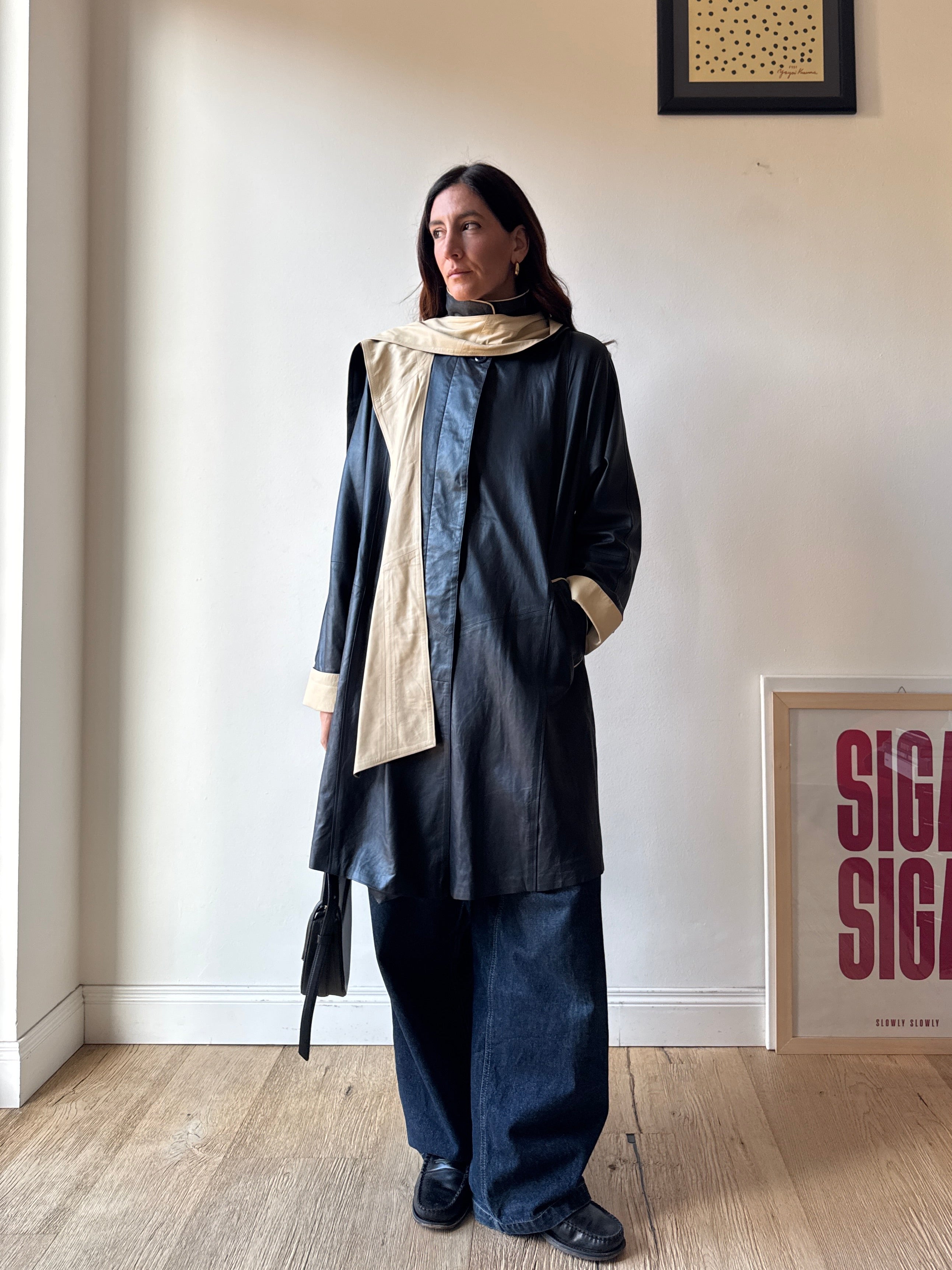 TRENCH IN PELLE CON SCIARPA CAPPUCCIO