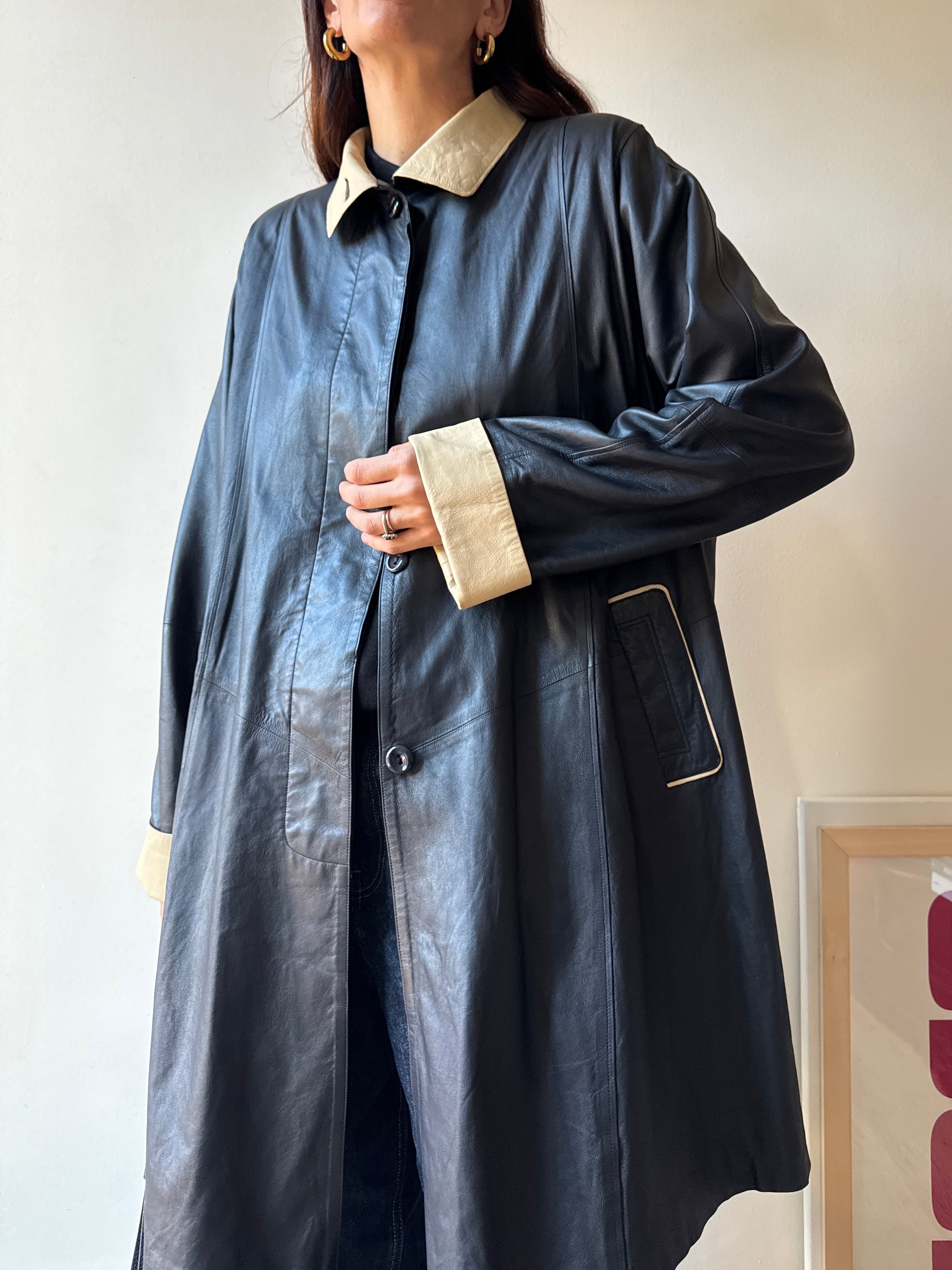 TRENCH IN PELLE CON SCIARPA CAPPUCCIO