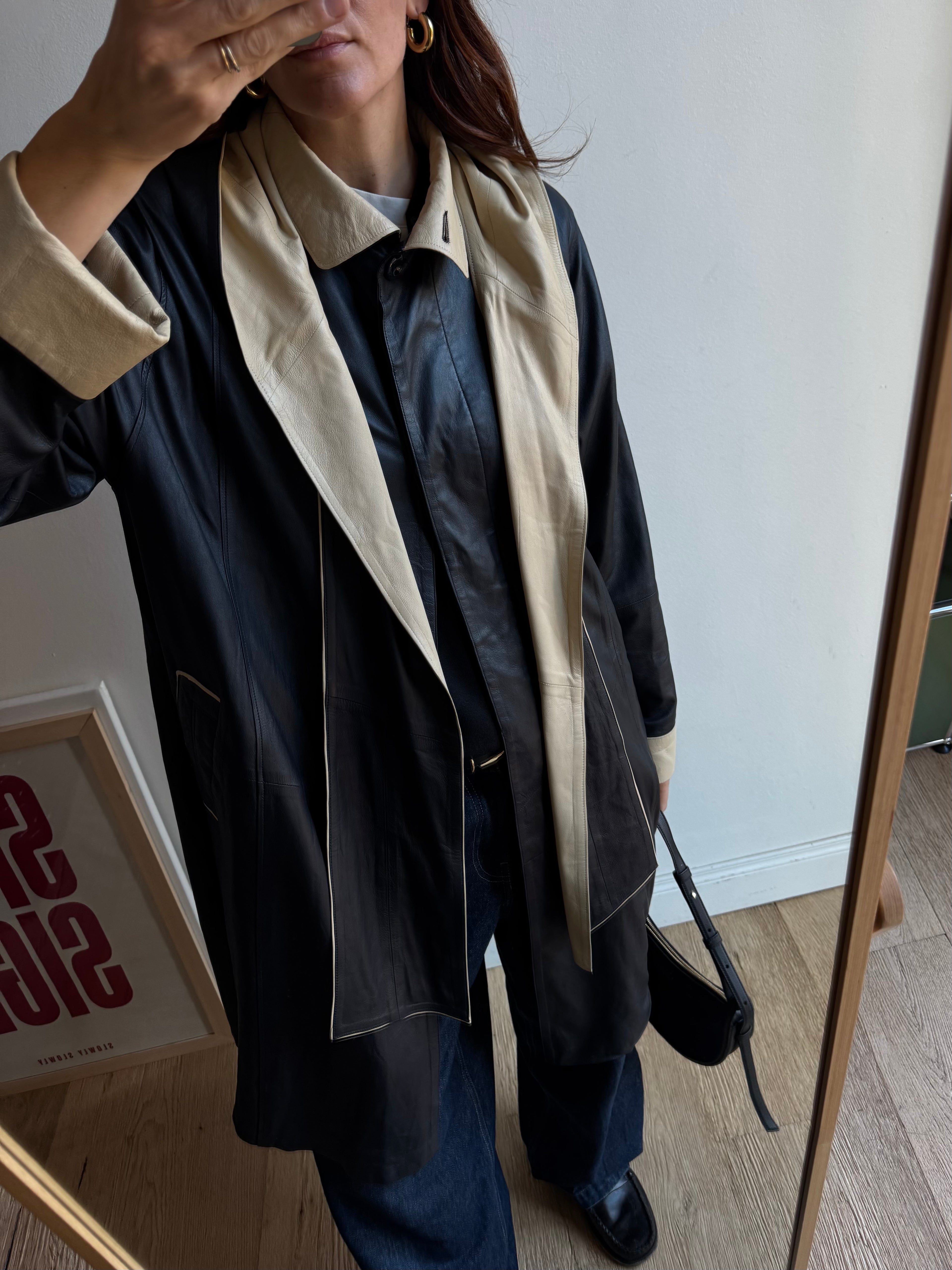 TRENCH IN PELLE CON SCIARPA CAPPUCCIO