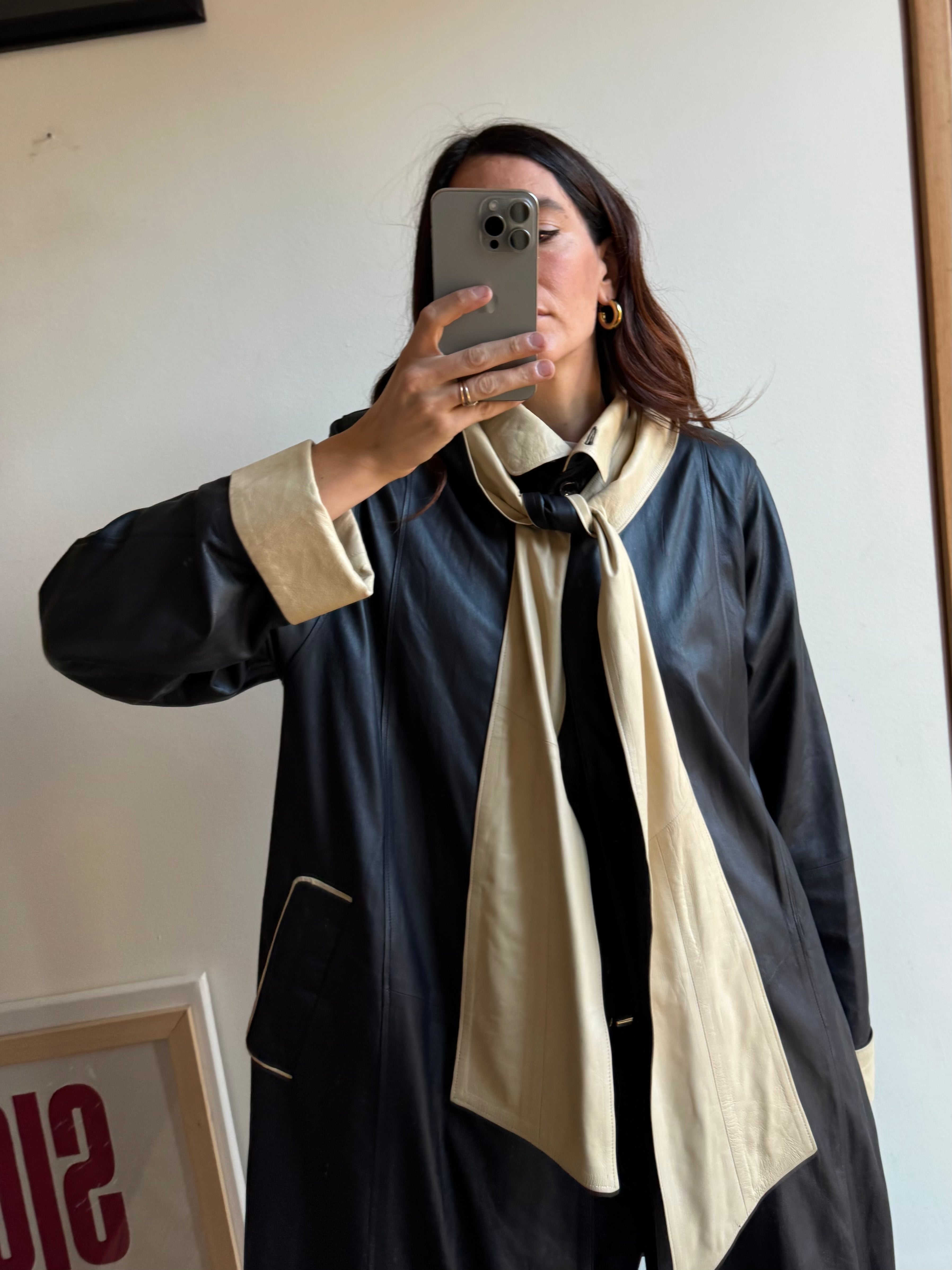 TRENCH IN PELLE CON SCIARPA CAPPUCCIO